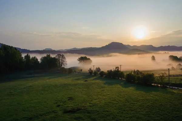 Paesaggio autunnale con nebbia — Foto Stock