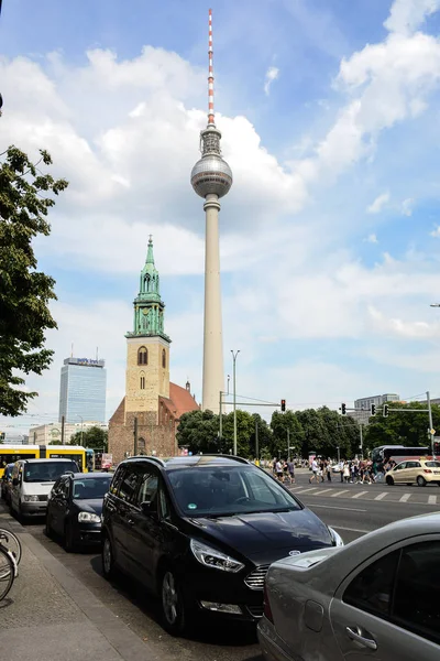 柏林电视塔公路停放的汽车 — 图库照片