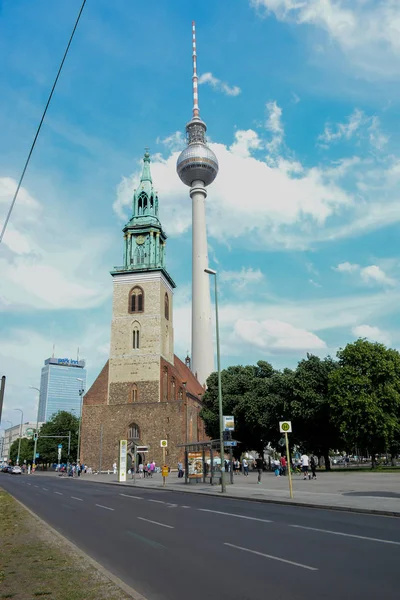 柏林电视塔横穿马路 — 图库照片