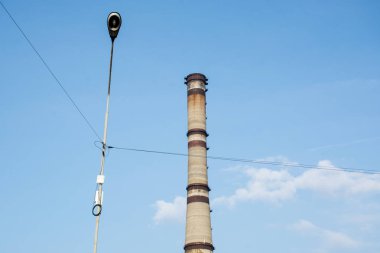 Fener ve mavi gökyüzü, santral baca 