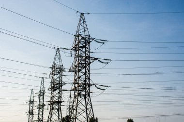 Enerji nakil direkleri gökyüzüne karşı