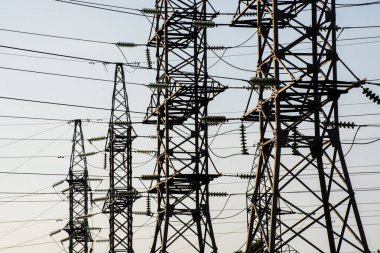 Yüksek gerilim kuleleri. Elektrik enerjisi dağıtım. Yakın çekim