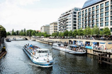 Spree Nehri Tekne Berlin Almanya hareketli