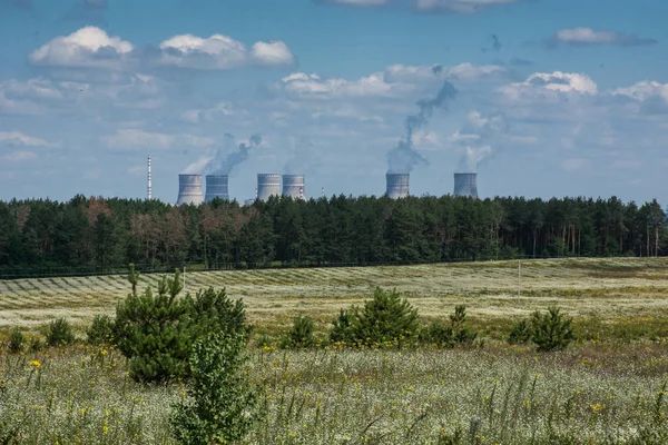 Nükleer enerji santrali (Npp), yaz manzara, Ukrayna, Rivne