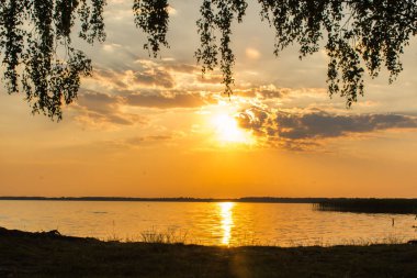 Göl kenarında Golden Sunset