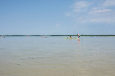 Sakin göl dinlenme kayak etkinliği