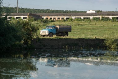 Eski Sovyet kamyon (Zil) terk edilmiş toplu Farm, yakın çekim, Ukrayna 2018 karşı