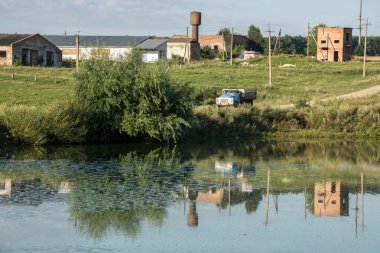 Eski Sovyet kamyon (Zil) terk edilmiş kollektif çiftlik, Ukrayna 2018 karşı