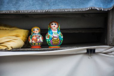 Kasanın arkasındaki Rus iç içe bebek (Matryoshka)