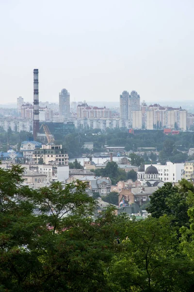 建筑物间有烟囱的城市景观 — 图库照片