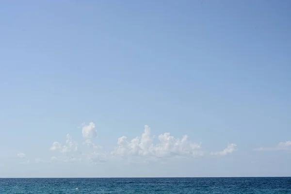 Vita Moln Över Havet Skyline — Stockfoto