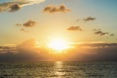 Güzel gün batımı Majestic deniz manzaralı