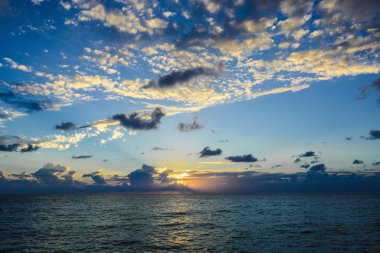 Gün batımında Deniz Üzerindeki Dramatik Gökyüzü