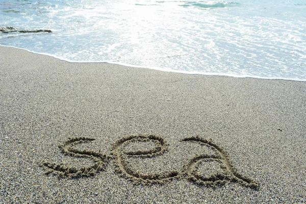 Morze Słowa Wpisane Piasku Plaży — Zdjęcie stockowe
