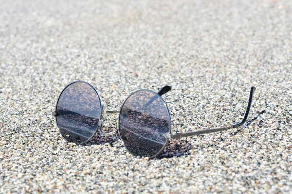 Solglasögon Sanden Stranden Snygg Modell Med Runda Glasögon — Stockfoto