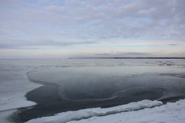 Kış nehir, buz ve bulutlu gökyüzü arka plan