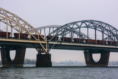 Yük treni, Kiev ile demiryolu köprüsü
