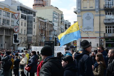 Kiev, Ukrayna - Nis 14, 2019: Nsc Olimpiysky yakınlarındaki Cumhurbaşkanı Petro Poroşenko destekçileri. 