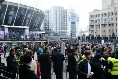 Kiev, Ukrayna - Nis 14, 2019: Nsc Olimpiysky yakınlarındaki Cumhurbaşkanı Petro Poroşenko destekçileri. 