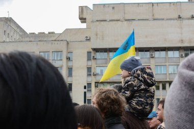 Kiev, Ukrayna - Nis 14, 2019: Nsc Olimpiysky yakınlarındaki Cumhurbaşkanı Petro Poroşenko Barışçıl Destekçileri. Ukrayna Cumhurbaşkanlığı Seçim Kampanyası 2019.