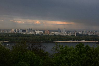 Yağmur dan önce Kiev, Dnipro Sol Bankası Görünümü