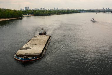 Römorkör Tekne Dnipro Nehri üzerinde Kum ile Mavna çekme (Kiev)