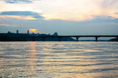 Kiev Pechersk Lavra Dnipro Nehri'nin Evening City Panorama Görünümü