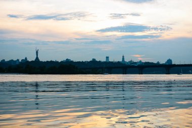 Cityscape Sunset Paton Köprüsü anne Anavatan heykeli Kyiv