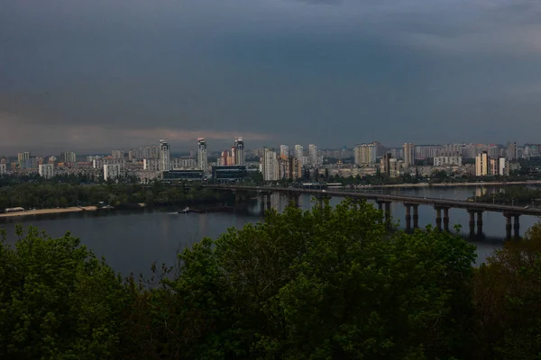 Yağmurdan Önce Kiev Dnipro Nun Sol Kıyısı Görünümü Çok Katlı — Stok fotoğraf