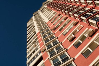 Mavi Gökyüzüne Karşı Kırmızı Çok Katlı Konut Binası