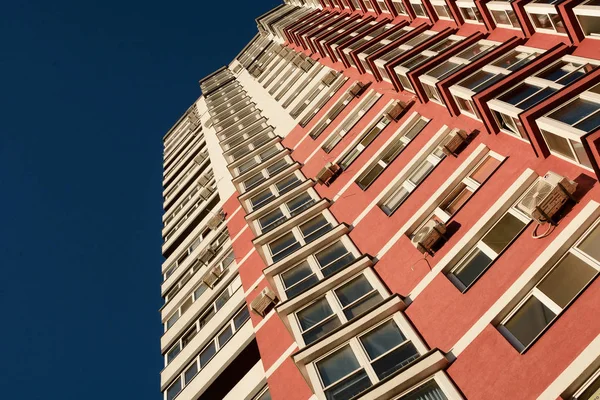 Mavi Gökyüzüne Karşı Kırmızı Çok Katlı Konut Binası