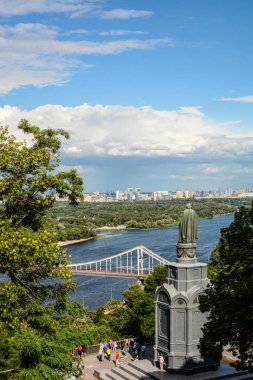 Kiev'deki Büyük Anıt Volodymyr, City Park Volodymyr Tepesi'nden Dnipro Nehri Manzarası (Volodymyrska Hirka)