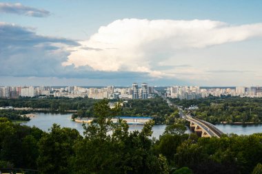 Kiev City üzerinde Dramatik Gökyüzü, Ukrayna