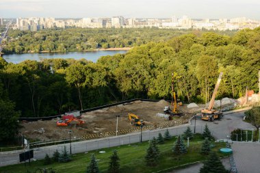 Kiev, Ukrayna/Temmuz 2019 - Şehir Parkı Mashines ile Şantiye