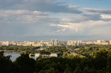 Kiev, Ukrayna/Temmuz 2019 - Metro Köprüsü ile Şehir Sol Bankası Görünümü
