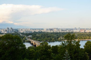 Kiev, Ukrayna/Temmuz 2019 - Metro Köprüsü ile Şehir Sol Bankası Görünümü