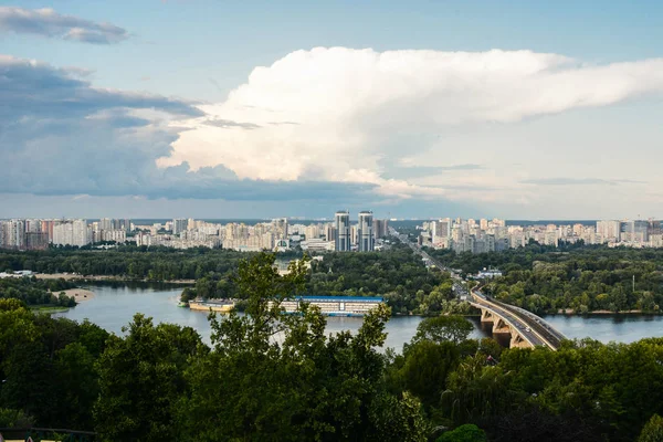 Kiev City üzerinde Dramatik Gökyüzü, Ukrayna