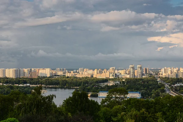 Kiev Summer Cityscape, Fırtına öncesi Dramatik Gökyüzü
