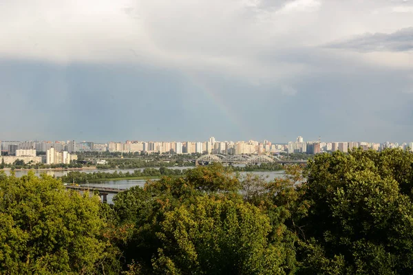 Kyiv Ukrajna Július 2019 Cityscape Eltűnik Rainbow Felett Skyline — Stock Fotó