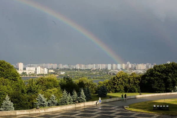 Schöner Regenbogen Über Dem Linken Ufer Der Stadt Kyiw Ukraine — Stockfoto