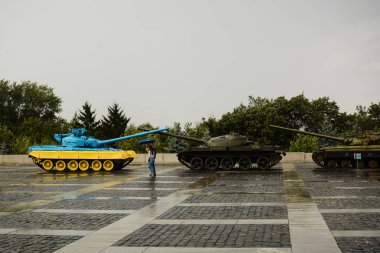 Eski ve Yeni Dünyalar, Savaş ve Barış Kavramı Görüntü. Genç Çift Kiev Büyük Vatanseverlik Savaşı Ukrayna Tarihi Ulusal Müzesi'nde İki Savaş Tankları arasında yürüyüş. 