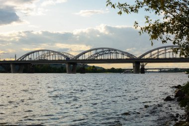 Kiev, Ukrayna - Darnytskyi Karayolu ve Demiryolu Köprüleri Görünümü 