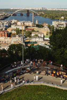 Kiev Cityscape Andriivskyi Uzviz Caddesi (Andriyivsky Descent) üzerinde Sanatçılar Alley Yeni Gözlem Güvertesi ile ayak St Andrew Kilisesi, Ukrayna Ağustos 2019