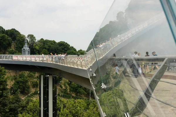 Kiev Ucrania Junio 2019 Nuevo Puente Peatonal Bicicletas Entre Parque — Foto de Stock