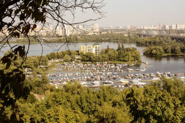 Kiev, Ukrayna/Eylül 2019 - Sıcak Sonbahar Günü Sol Banka ve Dnipro Nehri'ni En İyi Şekilde Görüntüle