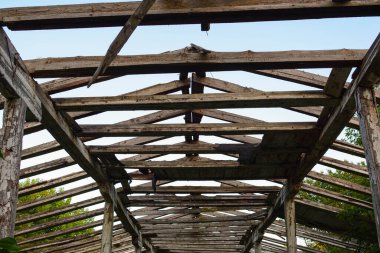 Terk edilmiş eski ahır çiftliğinin çatısı olmayan iç manzarası, Ukrayna 2020