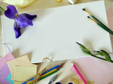 Yaratıcılık ve tasarım, hafif bir arka plan üzerinde dekoratif kompozisyon için malzemeler. Tebrikler, natürmort sanatsal malzeme ve çiçekler için arka plan