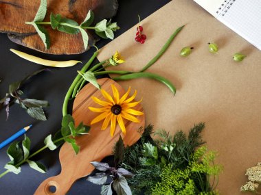 Sarı çiçekler, sarımsak, nane, kuşkonmaz yemek kesme tahtaları, siyah ve kahverengi Ambalaj Kağıt, en iyi görünüm için fasulye