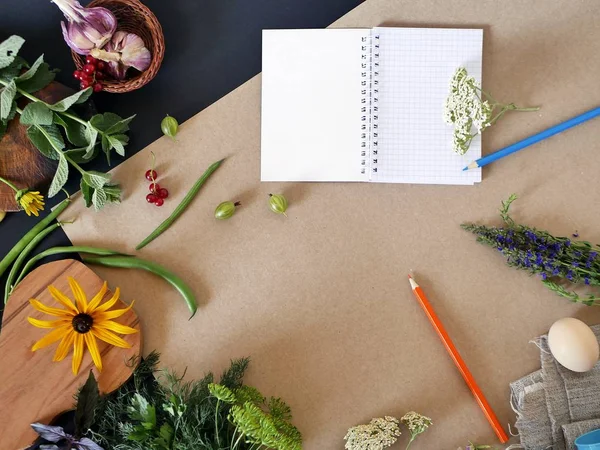 Kaydedici kayıt, taze yeşillik, sebze, çiçek kesme tahtaları, siyah ve kahverengi ambalaj kağıdı, üstten görünüm üzerinde tarifi için