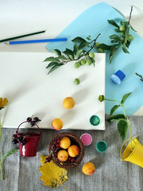 Üstten görünüm, sonbahar, yaz yüklemesinde beyaz bir tuval sanat malzemeleri, taze çiçek ve meyve,